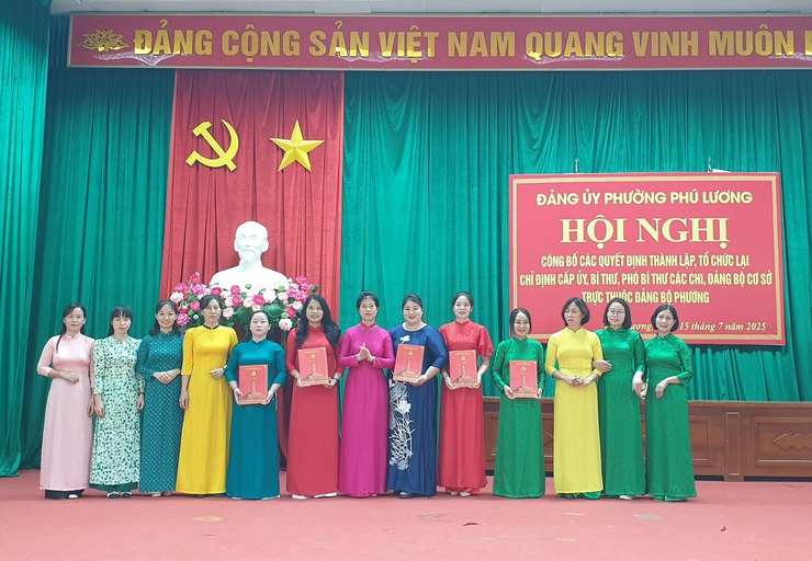 Công bố các Quyết định thành lập, tổ chức lại các Chi, Đảng bộ cơ sở trực thuộc Đảng bộ phường - Ảnh 3.