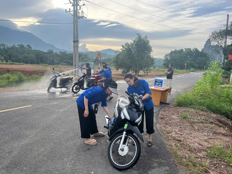 Đoàn TNCS Hồ Chí Minh xã Ba Vì tổ chức Chương trình điểm rửa xe thanh niên gây quỹ thăm hỏi, tặng quà các gia đình chính sách, người có công trên địa bàn xã Ba Vì.- Ảnh 1.