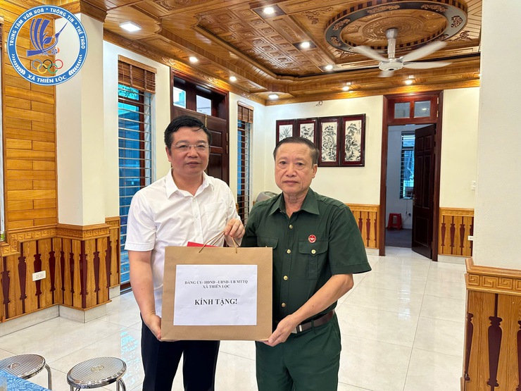 Đoàn công tác xã Thiên Lộc tổ chức thăm hỏi, tặng quà các gia đình chính sách, người có công trên địa bàn xã - Ảnh 3.