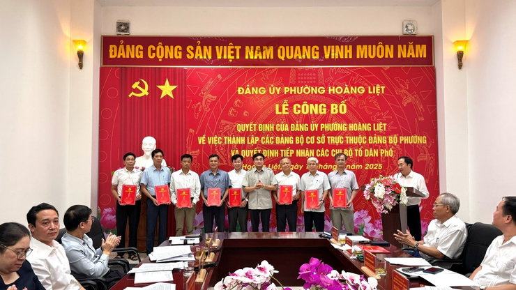 Đảng ủy phường Hoàng Liệt công bố quyết định thành lập và tiếp nhận các tổ chức cơ sở Đảng trực thuộc- Ảnh 1.