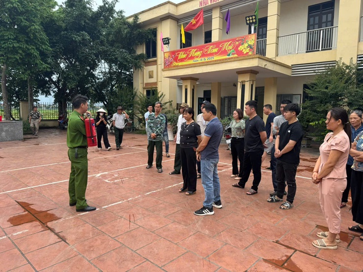 Công an thành phố Hà Nội hướng dẫn thoát nạn khi có cháy xảy ra- Ảnh 3.