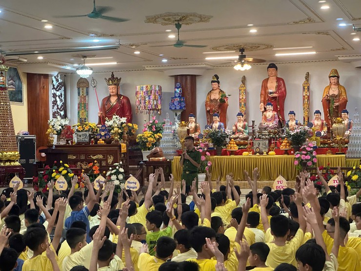 Công an thành phố Hà Nội hướng dẫn thoát nạn khi có cháy xảy ra- Ảnh 2.
