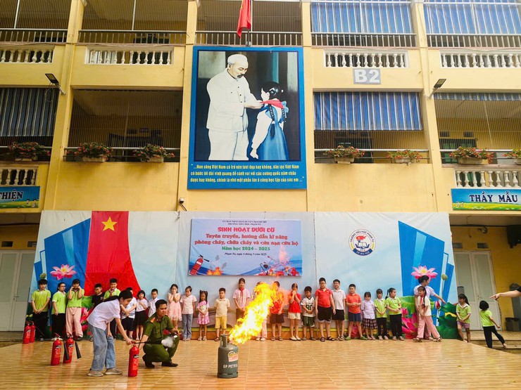 Công an thành phố Hà Nội hướng dẫn thoát nạn khi có cháy xảy ra- Ảnh 1.