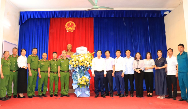 Ban thường vụ Đảng ủy Phú Nghĩa làm việc với Ban Chỉ huy, cán bộ, chiến sỹ Công an xã
- Ảnh 7.