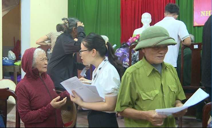 Phòng Văn hóa - Xã hội hướng dẫn người dân từ đủ 75 tuổi đến dưới 80 tuổi làm hồ sơ đề nghị hưởng trợ cấp hưu trí xã hội- Ảnh 1.