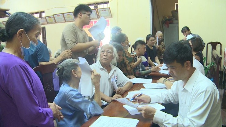 Phòng Văn hóa - Xã hội hướng dẫn người dân từ đủ 75 tuổi đến dưới 80 tuổi làm hồ sơ đề nghị hưởng trợ cấp hưu trí xã hội- Ảnh 2.
