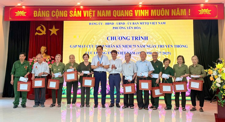 Ủy ban MTTQ Việt Nam phường Yên Hoà Tổ chức Chương trình Gặp mặt Cựu Thanh niên xung phong nhân kỷ niệm 75 năm Ngày truyền thống lực lượng TNXP Việt Nam (15/7/1950 - 15/7/2025)- Ảnh 2.
