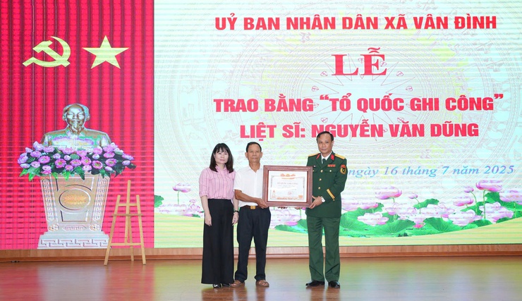 XÃ VÂN ĐÌNH TỔ CHỨC LỄ TRAO BẰNG “TỔ QUỐC GHI CÔNG” CHO THÂN NHÂN LIỆT SĨ NGUYỄN VĂN DŨNG- Ảnh 1.