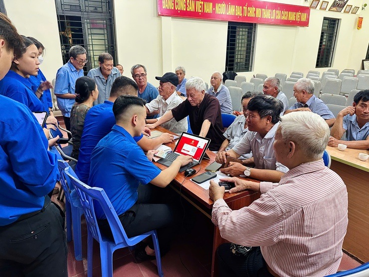 Xã Phù Đổng hướng dẫn đảng viên cài đặt ứng dụng giải quyết thủ tục hành chính của Đảng- Ảnh 1. Xã Phù Đổng hướng dẫn đảng viên cài đặt ứng dụng giải quyết thủ tục hành chính của Đảng- Ảnh 1.