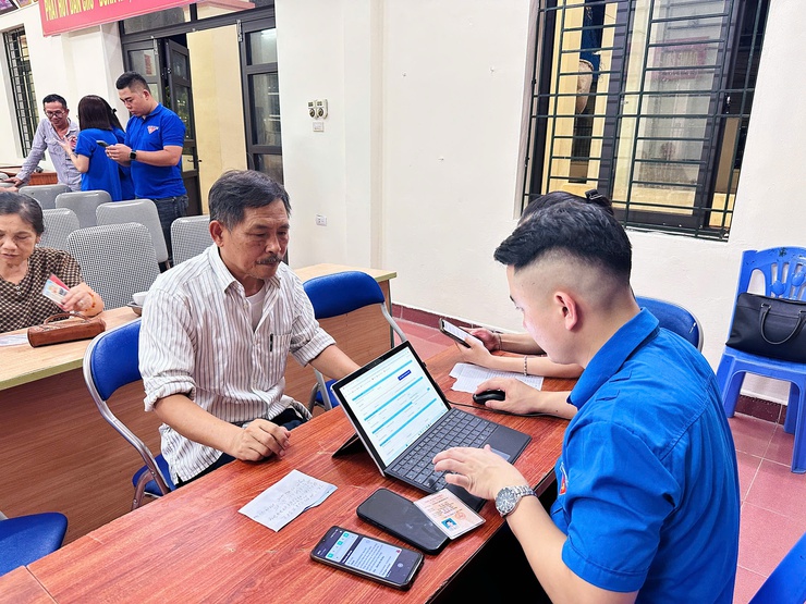 Xã Phù Đổng hướng dẫn đảng viên cài đặt ứng dụng giải quyết thủ tục hành chính của Đảng- Ảnh 3.