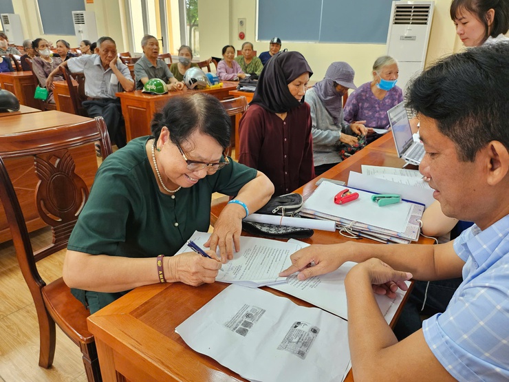 Xã Quang Minh hướng dẫn người dân kê khai hồ sơ 
hưởng trợ cấp hưu trí theo Nghị định 176 của Chính phủ
- Ảnh 3.