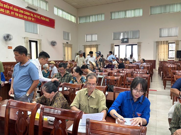Xã Bát Tràng 2 ngày đầu tiếp nhận 250 hồ sơ trợ cấp hưu trí xã hội cho người cao tuổi không có lương hưu- Ảnh 2.