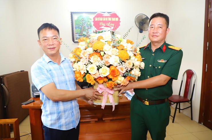 Thiếu tá Trần Hữu Thi – Chỉ huy trưởng cùng Ban chỉ huy Căn cứ Hậu cần Bộ Tổng Tham mưu thăm, tặng hoa chúc mừng các đơn vị tại xã Yên Xuân- Ảnh 8.