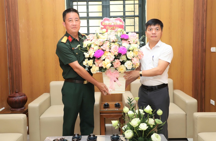  Thiếu tá Trần Hữu Thi – Chỉ huy trưởng cùng Ban chỉ huy Căn cứ Hậu cần Bộ Tổng Tham mưu thăm, tặng hoa chúc mừng các đơn vị tại xã Yên Xuân- Ảnh 4.