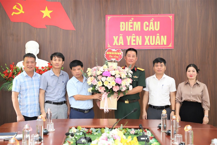  Thiếu tá Trần Hữu Thi – Chỉ huy trưởng cùng Ban chỉ huy Căn cứ Hậu cần Bộ Tổng Tham mưu thăm, tặng hoa chúc mừng các đơn vị tại xã Yên Xuân- Ảnh 3.