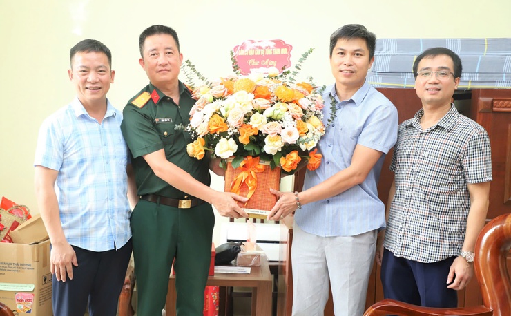  Thiếu tá Trần Hữu Thi – Chỉ huy trưởng cùng Ban chỉ huy Căn cứ Hậu cần Bộ Tổng Tham mưu thăm, tặng hoa chúc mừng các đơn vị tại xã Yên Xuân- Ảnh 6.