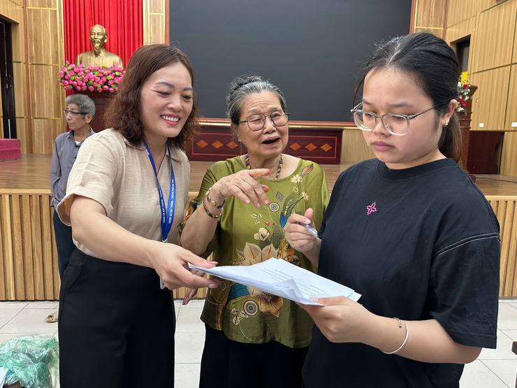 Xã Bát Tràng 2 ngày đầu tiếp nhận 250 hồ sơ trợ cấp hưu trí xã hội cho người cao tuổi không có lương hưu- Ảnh 3.