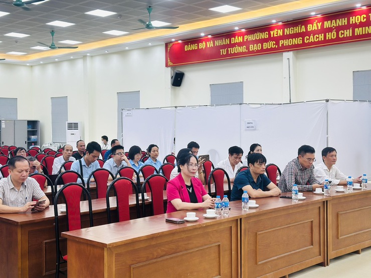 PHƯỜNG YÊN NGHĨA TỔ CHỨC TƯ VẤN, KHÁM SỨC KHỎE VÀ CẤP PHÁT THUỐC MIỄN PHÍ, TRAO QUÀ CHO 200 ĐỐI TƯỢNG LÀ NGƯỜI CÓ CÔNG, GIA ĐÌNH CHÍNH SÁCH- Ảnh 1.