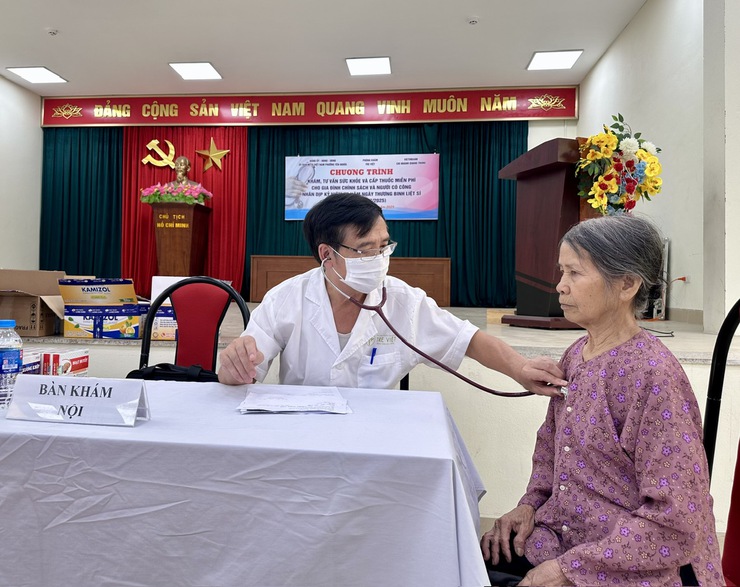 PHƯỜNG YÊN NGHĨA TỔ CHỨC TƯ VẤN, KHÁM SỨC KHỎE VÀ CẤP PHÁT THUỐC MIỄN PHÍ, TRAO QUÀ CHO 200 ĐỐI TƯỢNG LÀ NGƯỜI CÓ CÔNG, GIA ĐÌNH CHÍNH SÁCH- Ảnh 2.