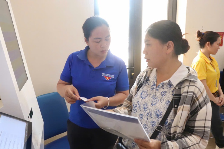 Đoàn thanh niên xã hướng dẫn, hỗ trợ người dân thực hiện dịch vụ hành chính công- Ảnh 2.