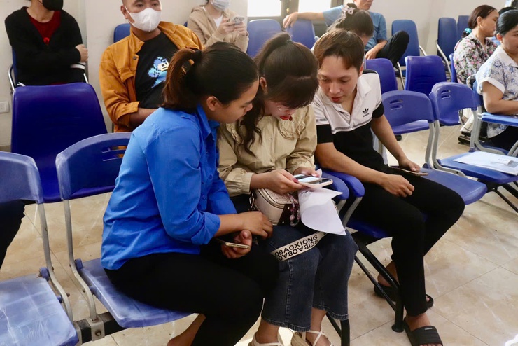 Đoàn thanh niên xã hướng dẫn, hỗ trợ người dân thực hiện dịch vụ hành chính công- Ảnh 1.