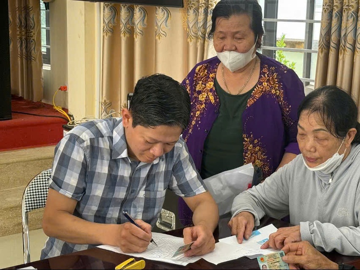 XÃ ỨNG HÒA: RA QUÂN HỖ TRỢ NGƯỜI CAO TUỔI LÀM HỒ SƠ TRỢ CẤP HƯU TRÍ XÃ HỘI- Ảnh 4.