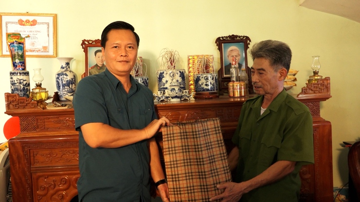 Đồng chí bí thư Đảng ủy xã Trần Đức Hải; thăm và tri ân người có công với cách mạng

- Ảnh 1.