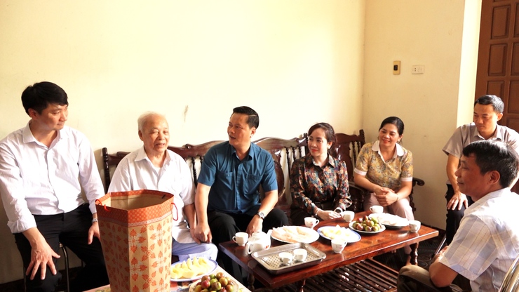 Đồng chí bí thư Đảng ủy xã Trần Đức Hải; thăm và tri ân người có công với cách mạng

- Ảnh 2.