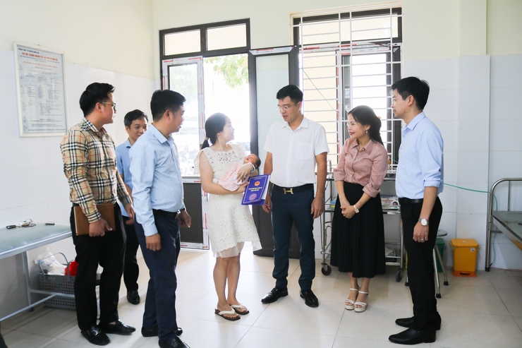 Lãnh đạo xã Quốc Oai thăm hỏi, tặng quà cháu bé sơ sinh bị bỏ rơi tại Trạm y tế xã- Ảnh 1.