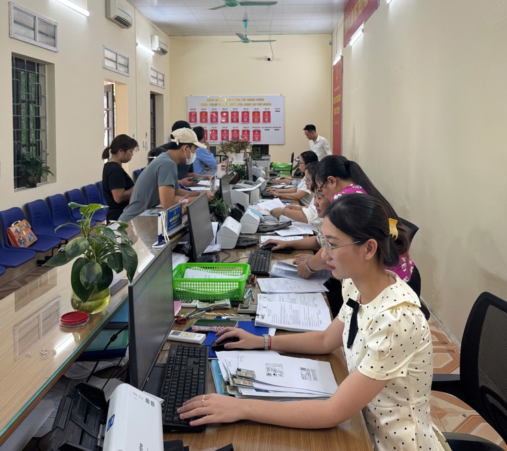Từ ngày 10/7 – 16/7/2025, Điểm phục vụ hành chính công xã Phú Nghĩa hướng dẫn và tiếp nhận gần 1.000 hồ sơ hành chính

- Ảnh 1.