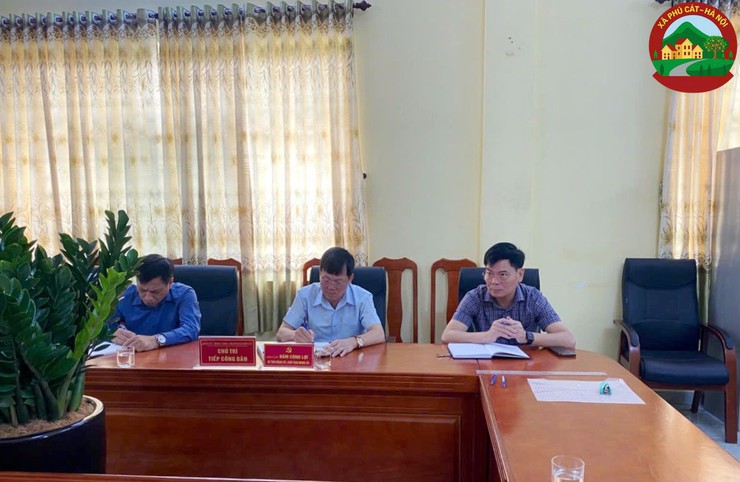 Bí thư Đảng ủy xã Phú Cát thực hiện tiếp công dân định kỳ lần đầu sau khi triển khai mô hình chính quyền địa phương hai cấp- Ảnh 1.