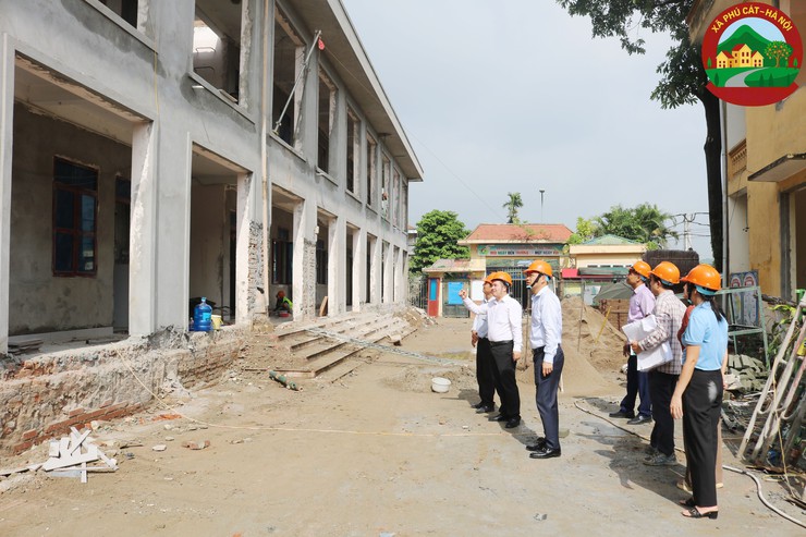 Đồng chí Hoàng Quốc Cường - Phó Chủ tịch UBND xã Phú Cát kiểm tra công tác chuẩn bị công nhận lại trường chuẩn quốc gia- Ảnh 1.