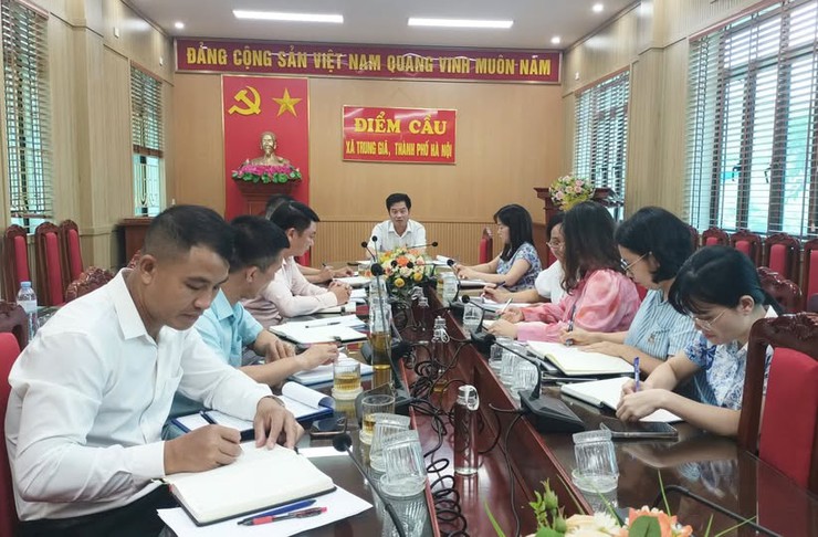 CHỦ TỊCH UBND XÃ TRUNG GIÃ LÀM VIỆC VỚI PHÒNG VĂN HÓA – XÃ HỘI VỀ KẾT QUẢ BƯỚC ĐẦU TRONG THỰC HIỆN MÔ HÌNH CHÍNH QUYỀN ĐỊA PHƯƠNG 2 CẤP- Ảnh 1.