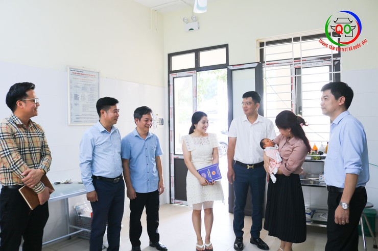 Lãnh đạo xã Quốc Oai thăm hỏi, tặng quà cháu bé sơ sinh bị bỏ rơi tại Trạm y tế xã- Ảnh 2.