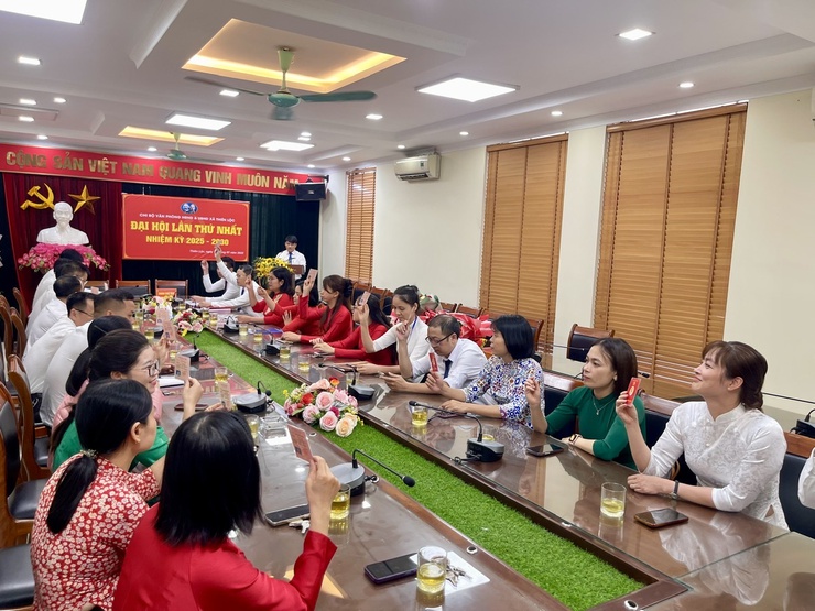 Chi bộ Văn phòng HĐND và UBND xã Thiên Lộc tổ chức Đại hội lần thứ Nhất, nhiệm kỳ 2025 - 2030- Ảnh 2.