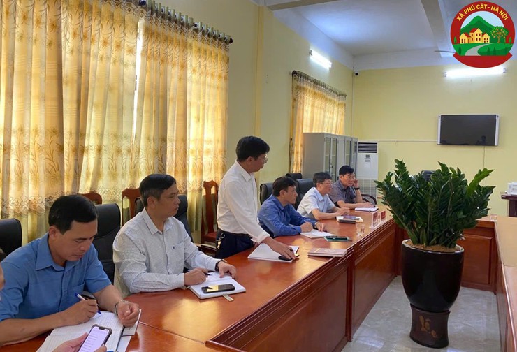 Bí thư Đảng ủy xã Phú Cát thực hiện tiếp công dân định kỳ lần đầu sau khi triển khai mô hình chính quyền địa phương hai cấp- Ảnh 2.