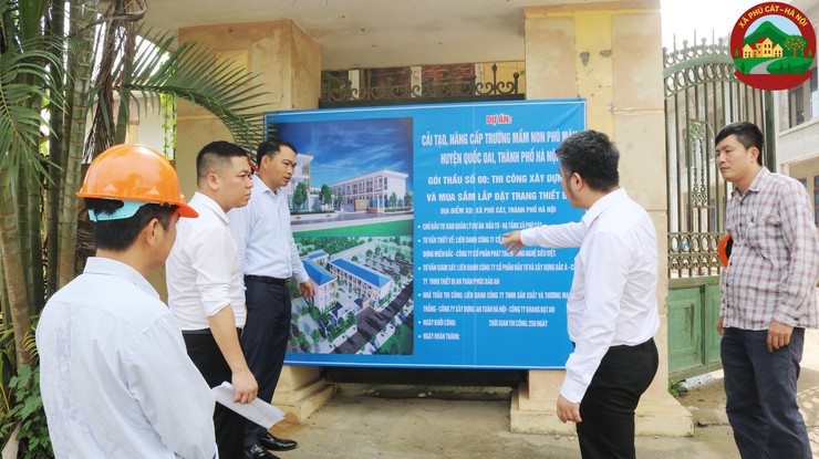 Đồng chí Hoàng Quốc Cường - Phó Chủ tịch UBND xã Phú Cát kiểm tra công tác chuẩn bị công nhận lại trường chuẩn quốc gia- Ảnh 2.