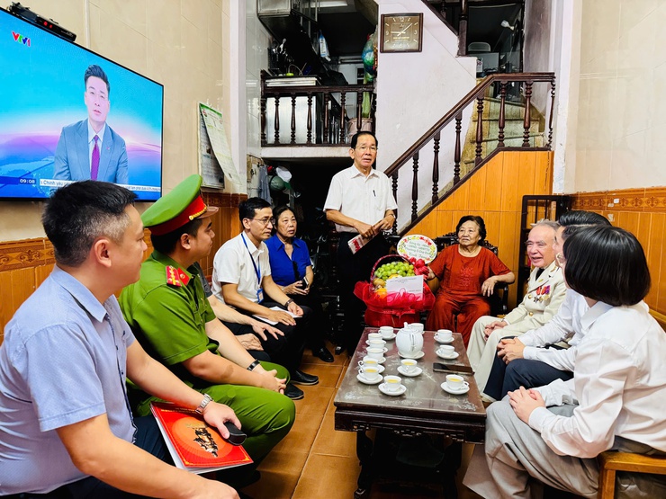 Phường Ô Chợ Dừa thăm, tặng quà các gia đình chính sách nhân ngày Thương binh – Liệt sỹ 27/7- Ảnh 3.