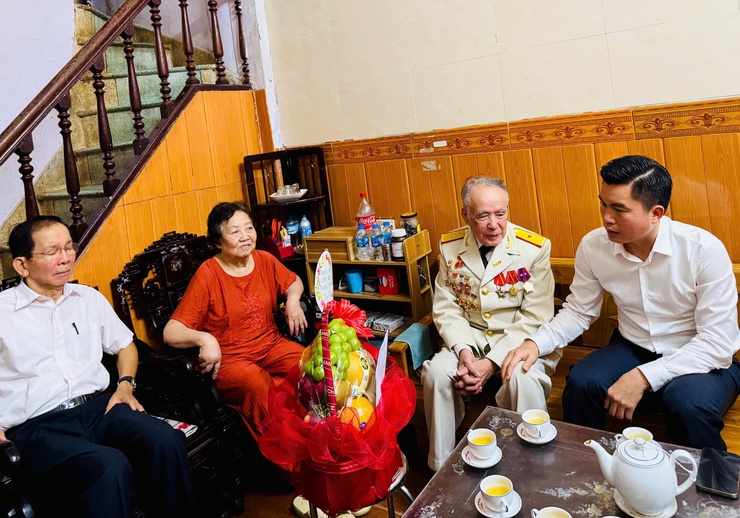 Phường Ô Chợ Dừa thăm, tặng quà các gia đình chính sách nhân ngày Thương binh – Liệt sỹ 27/7- Ảnh 4.