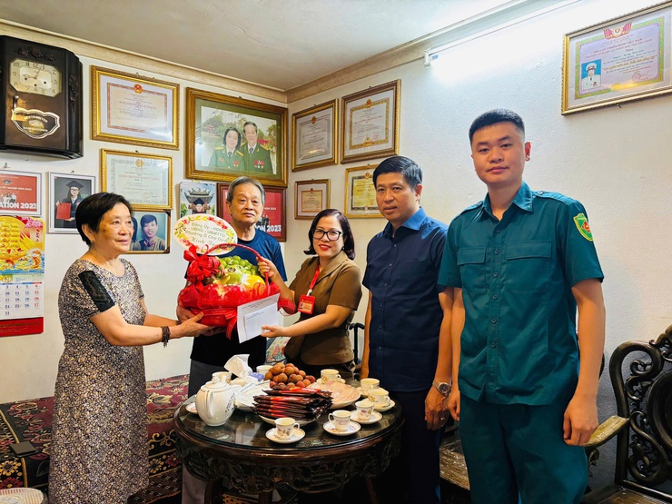 Phường Ô Chợ Dừa thăm, tặng quà các gia đình chính sách nhân ngày Thương binh – Liệt sỹ 27/7- Ảnh 1.