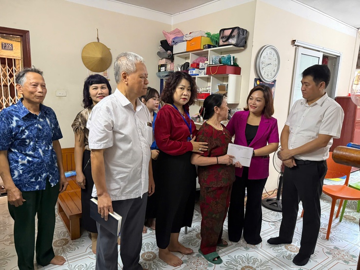 Phường Ô Chợ Dừa thăm, tặng quà các gia đình chính sách nhân ngày Thương binh – Liệt sỹ 27/7- Ảnh 7.