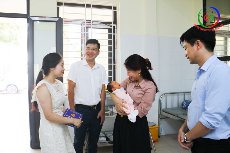Lãnh đạo xã Quốc Oai thăm hỏi, tặng quà cháu bé sơ sinh bị bỏ rơi tại Trạm y tế xã- Ảnh 3.