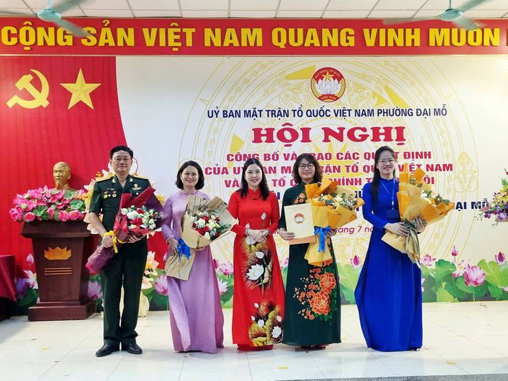Phường Đại Mỗ tổ chức công bố và trao các Quyết định của UB.MTTQ Việt Nam và các tổ chức chính trị - xã hội- Ảnh 3.