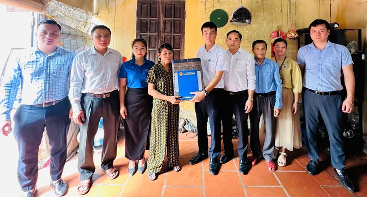 Đoàn công tác số 3 xã Thiên Lộc tổ chức thăm hỏi, tặng quà các mẹ Việt Nam anh hùng, gia đình chính sách, người có công trên địa bàn xã - Ảnh 3.