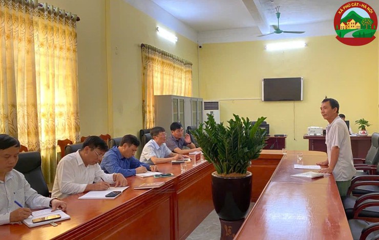 Bí thư Đảng ủy xã Phú Cát thực hiện tiếp công dân định kỳ lần đầu sau khi triển khai mô hình chính quyền địa phương hai cấp- Ảnh 3.