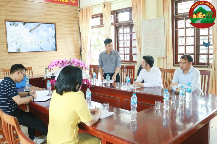 Đồng chí Hoàng Quốc Cường - Phó Chủ tịch UBND xã Phú Cát kiểm tra công tác chuẩn bị công nhận lại trường chuẩn quốc gia- Ảnh 3.