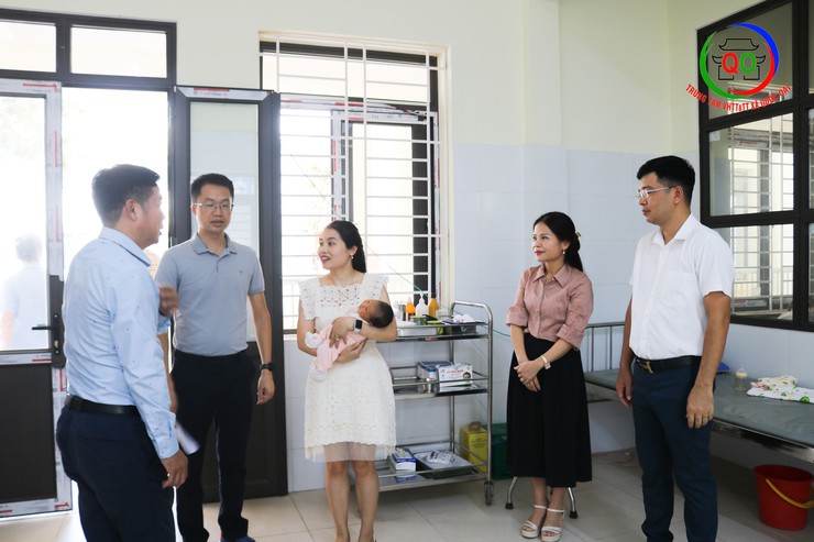 Lãnh đạo xã Quốc Oai thăm hỏi, tặng quà cháu bé sơ sinh bị bỏ rơi tại Trạm y tế xã- Ảnh 4.