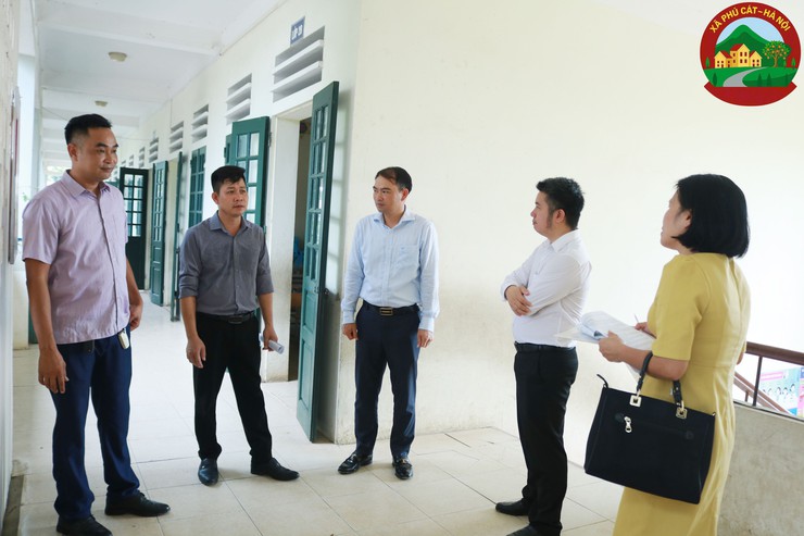 Đồng chí Hoàng Quốc Cường - Phó Chủ tịch UBND xã Phú Cát kiểm tra công tác chuẩn bị công nhận lại trường chuẩn quốc gia- Ảnh 4.
