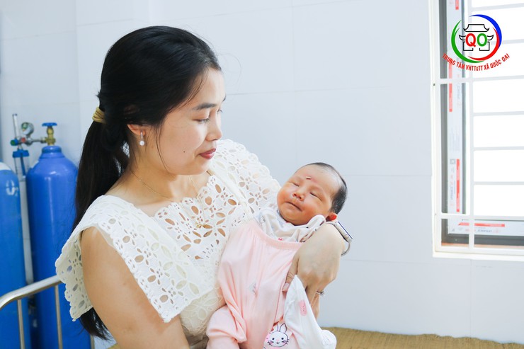 Lãnh đạo xã Quốc Oai thăm hỏi, tặng quà cháu bé sơ sinh bị bỏ rơi tại Trạm y tế xã- Ảnh 5.