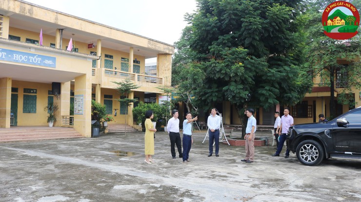 Đồng chí Hoàng Quốc Cường - Phó Chủ tịch UBND xã Phú Cát kiểm tra công tác chuẩn bị công nhận lại trường chuẩn quốc gia- Ảnh 5.